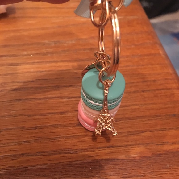 La vie en Paris Macaroon keychain! New! - Picture 2 of 2
